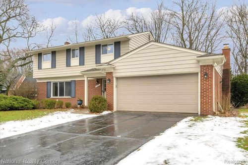 28701 Summerwood Rd, Farmington Hills, MI, 48334-3049 | Card Image