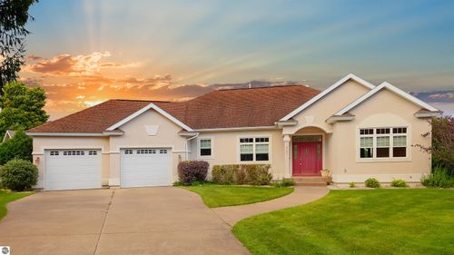 5002 Arrowhead Cir, Williamsburg, MI, 49690-9594 | Card Image