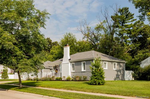 10200 Kenwood St, Oak Park, MI, 48237-2215 | Card Image