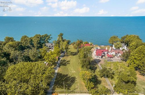 10211 Lake Shore Blvd, Bratenahl, OH, 44108-1058 | Card Image