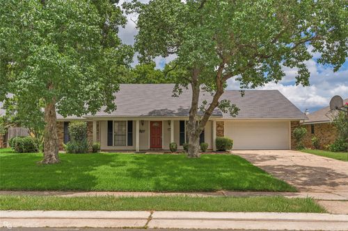 561 Northpark Dr, Bossier City, LA, 71111-2241 | Card Image
