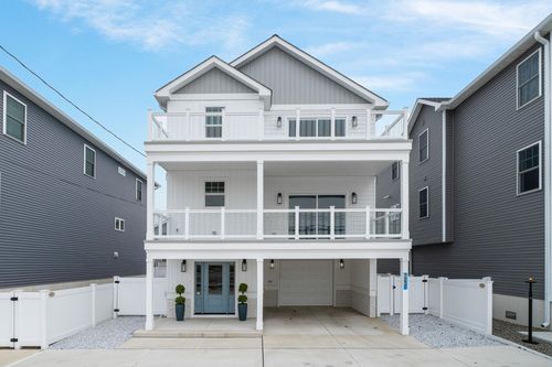 723 W Spruce Ave, North Wildwood, NJ, 08260-6017 | Card Image