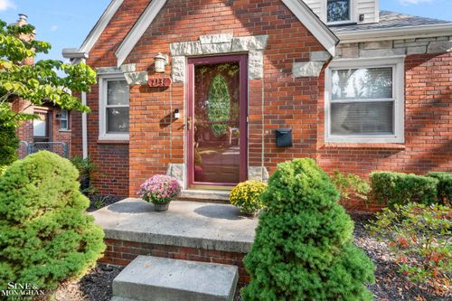 2134 Hawthorne Rd, Grosse Pointe Woods, MI, 48236-1434 | Card Image