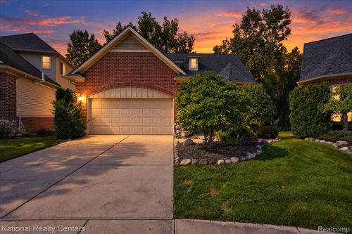 5590 River Park Dr, Waterford, MI, 48327-4703 | Card Image