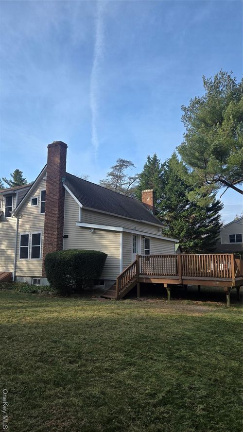 37 E Rogues Path, Huntington Station, NY, 11746-2762 | Card Image