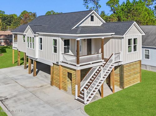 105 Greenwood Dr, Pass Christian, MS, 39571-2532 | Card Image