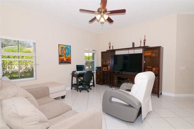 885 - 885 Tanglewood Cir, House other with 3 bedrooms, 2 bathrooms and null parking in Weston FL | Image 14
