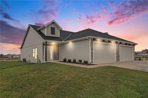 709 Ridge Dr, Smithville, MO, 64089-8328 | Card Image