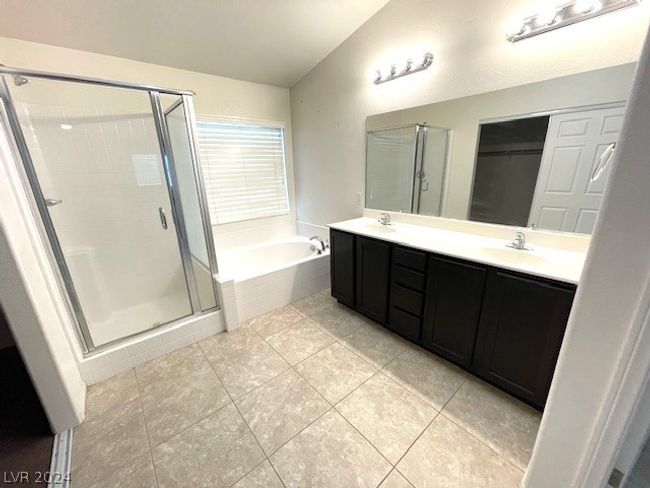 Primary Bathroom | Image 13
