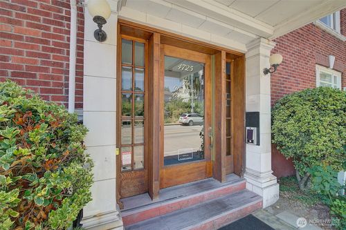 16-4725 15th Ave Ne, Seattle, WA, 98105-4421 | Card Image