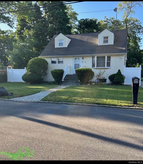 42 Benburb St, Amityville, NY, 11701-1401 | Card Image