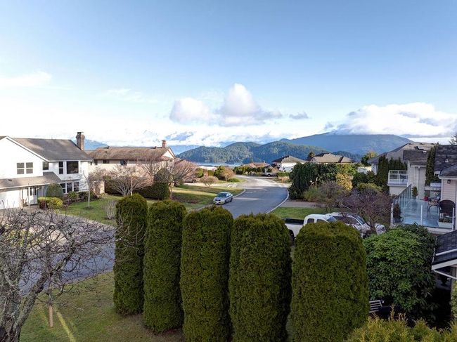 855 Oceanmount Boulevard, House other with 4 bedrooms, 3 bathrooms and 6 parking in Gibsons BC | Image 3