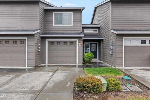 332 Live Oak Loop, Central Point, OR, 97502 | Card Image