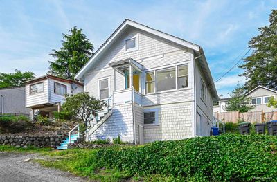 211 Shaw St, House other with 3 bedrooms, 2 bathrooms and 1 parking in New Westminster BC | Image 2