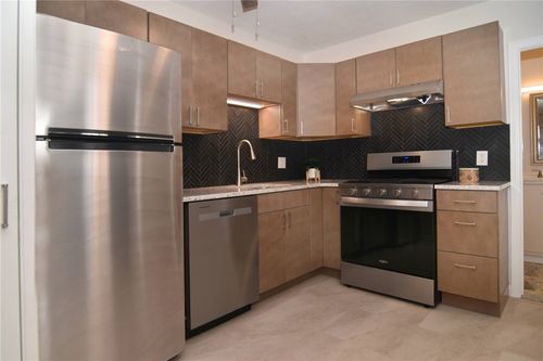 apt-202-132 Hoffman Ave, Cranston, RI, 02920-4577 | Card Image