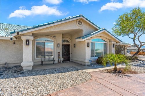 16501 Menahka Rd, Apple Valley, CA, 92307-1468 | Card Image