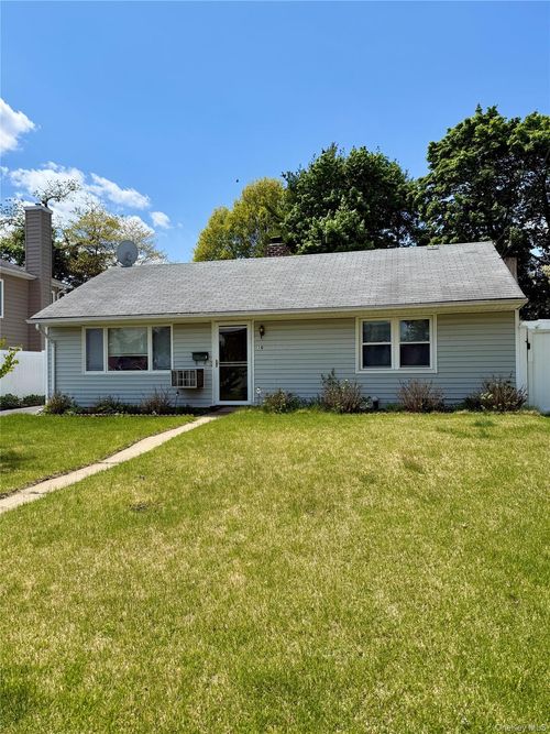 16 Greenway Cir, Syosset, NY, 11791-3615 | Card Image