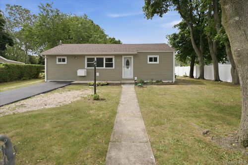 42 Bradley Street, Islip, NY, 11717 | Card Image