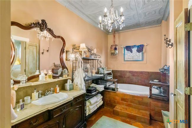 110 - 102 N Courthouse Sq, House other with 6 bedrooms, 4 bathrooms and null parking in Goliad TX | Image 44
