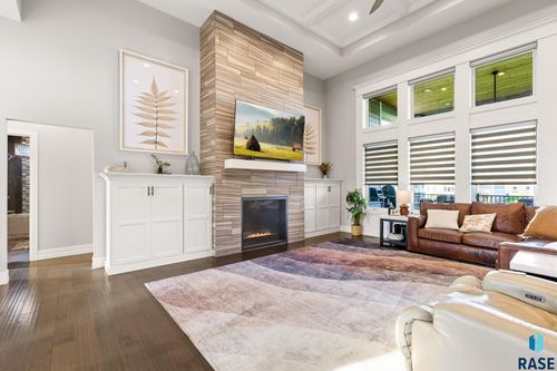 607 S Torrey Pine Ln, Sioux Falls, SD, 57110-7653 | Card Image