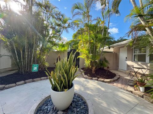 10-924 Ne 17th Ter, Fort Lauderdale, FL, 33304-4495 | Card Image