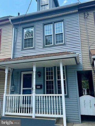 221 Walnut Street, Townhouse with 3 bedrooms, 1 bathrooms and null parking in LEBANON PA | Image 1