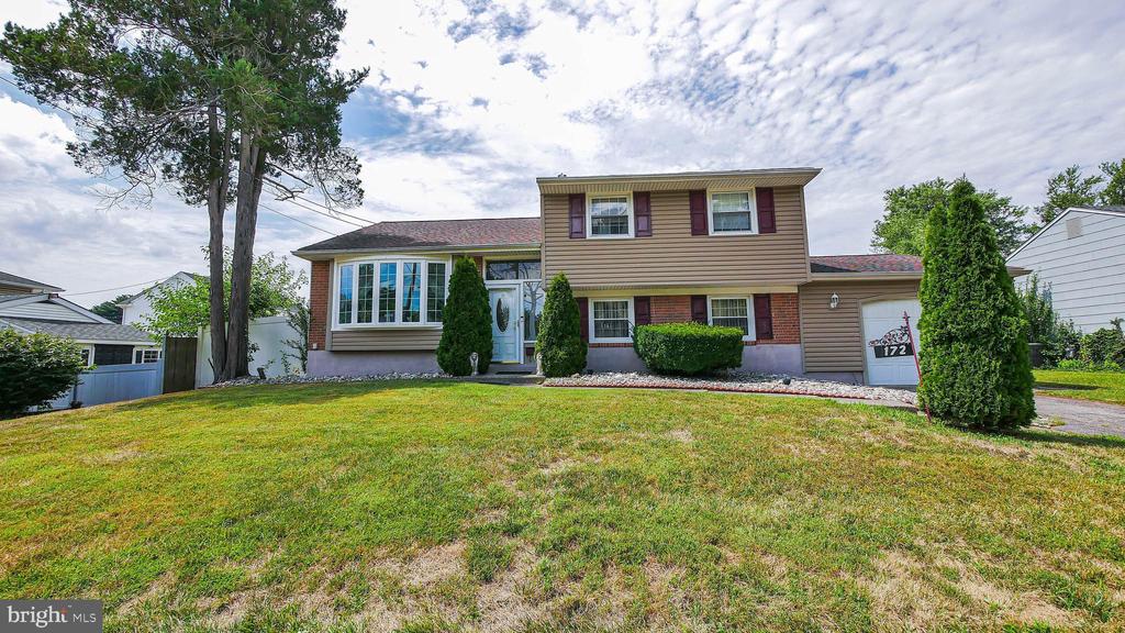 Clement Dr, Somerdale, NJ 08083