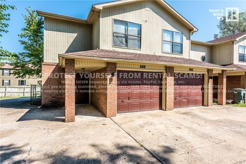 686 W Martha Dr, Fayetteville, AR, 72703-2565 | Card Image