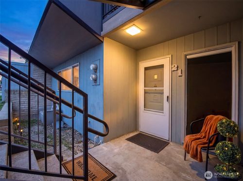21-1818 Skyline Dr, Wenatchee, WA, 98801-7334 | Card Image