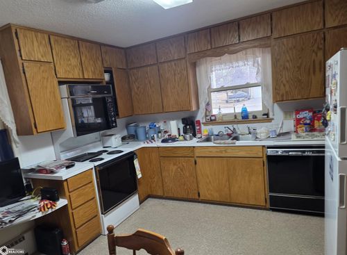 208 W Chestnut, Hubbard, IA, 50122-7771 | Card Image