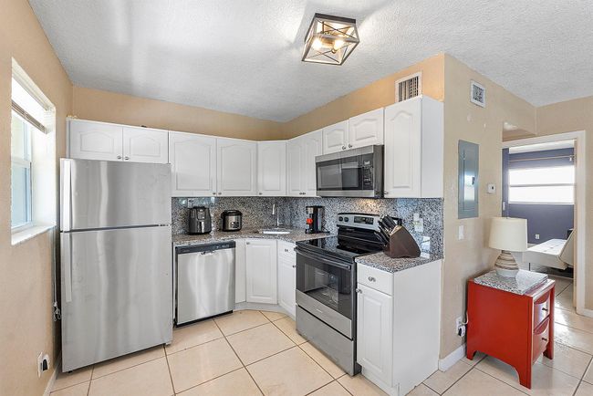 20 - 2741 Ne 8th Avenue, Condo with 2 bedrooms, 1 bathrooms and null parking in Wilton Manors FL | Image 2