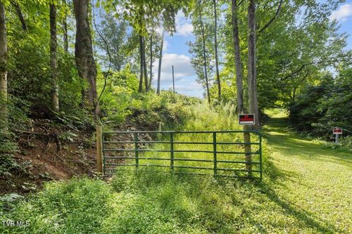 324 Locust Hill Drive, Bristol, VA, 24201 | Card Image