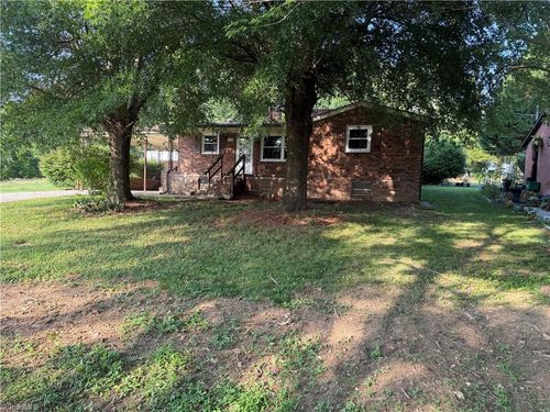 612 School St, Walnut Cove, NC, 27052-7682 | Card Image