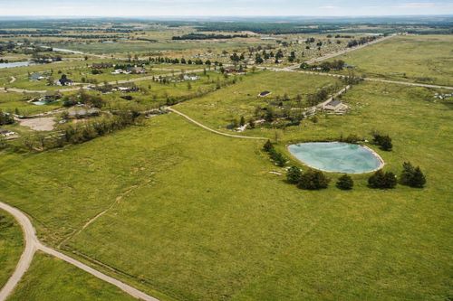 27427 Ne Neosho Rd, Garnett, KS, 66032-2458 | Card Image