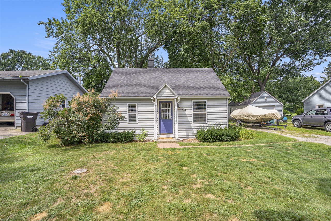 Lindy St, Zeeland, MI 49464