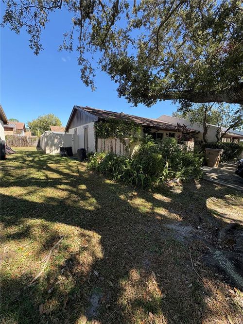 7712 Willow Park Dr, TEMPLE TERRACE, FL, 33637-7317 | Card Image