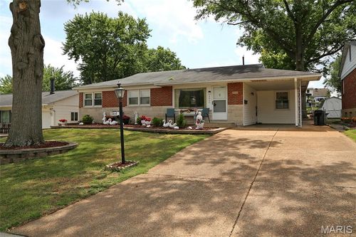 4840 Blackhawk Dr, Saint Louis, MO, 63123-5704 | Card Image