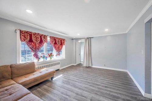 511 Northern Pkwy, Uniondale, NY, 11553-2833 | Card Image