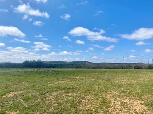 601 Upper Liveoak Rd, Fredericksburg, TX, 78624-4181 | Card Image