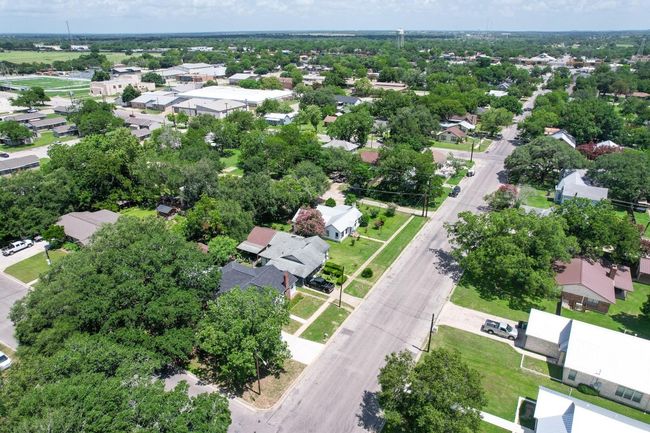 522 S Walnut Ave, House other with 2 bedrooms, 2 bathrooms and null parking in Luling TX | Image 30