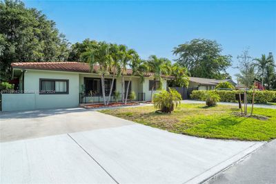 717 Ne 162nd St, House other with 3 bedrooms, 3 bathrooms and null parking in Miami FL | Image 3