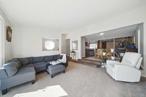 828 Hunterston Crescent Nw, Calgary, AB, T2K4N2 | Card Image