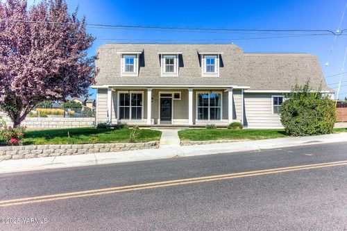 221 4th Ave, Zillah, WA, 98953-9533 | Card Image
