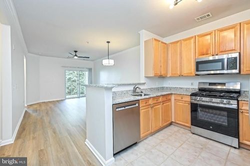 unit-230-9480 Virginia Center Blvd, VIENNA, VA, 22181-4811 | Card Image