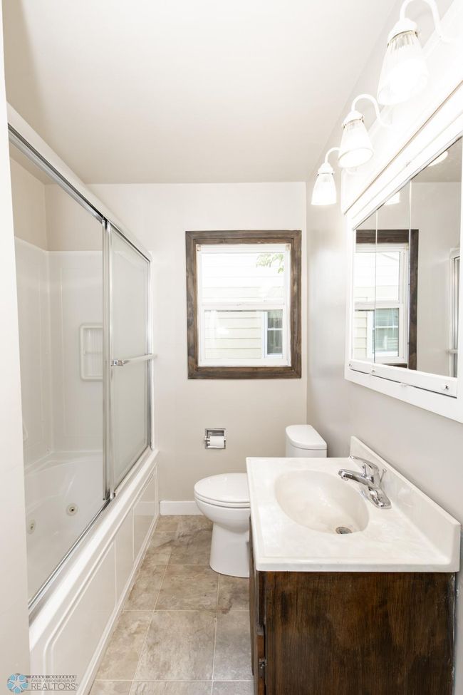 Bathroom - Full | Image 19
