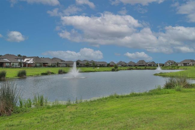 Front of Home Faces a Neighborhood Lake. | Image 31
