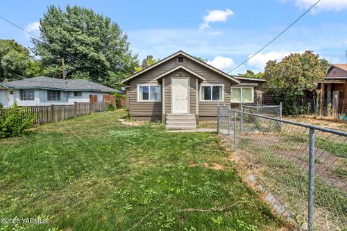 1111 Maple Way, Zillah, WA, 98953-9418 | Card Image
