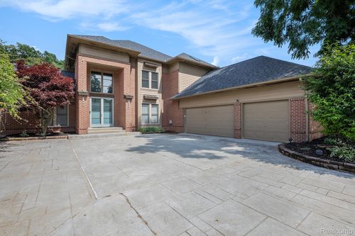 3135 Valley Oaks Dr, White Lake, MI, 48383-3447 | Card Image