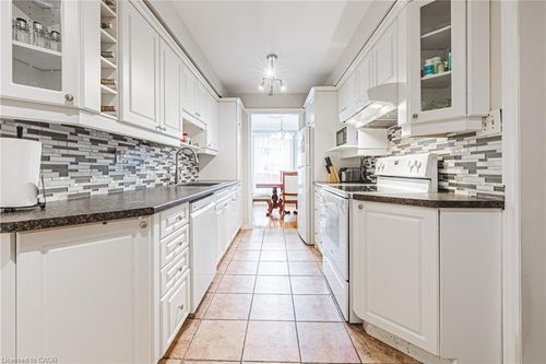 60-1576 Newlands Cres, Burlington, ON, L7M1V6 | Card Image