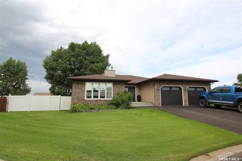 555 5th St W, Shaunavon, SK, S0N | Card Image